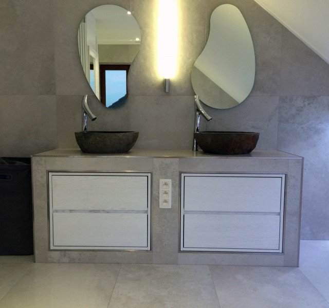 Per i 30 m² del bagno sono state usate piastrelle della collezione Chambord di Sichenia in gres porcellanato nella versione Bianco Lappato. La collezione è disponibile in tre colori, due finiture e cinque formati. Misura L 60 x P 120 cm. Prezzo su preventivo. www.sichenia.it Attico privato a Liegi (Belgio), progettista Didier Jaminon. Per i 30 m² del bagno sono state usate piastrelle della collezione Chambord di Sichenia in gres porcellanato nella versione Bianco Lappato. La collezione è disponibile in tre colori, due finiture e cinque formati. Misura L 60 x P 120 cm. Prezzo su preventivo. www.sichenia.it Attico privato a Liegi (Belgio), progettista Didier Jaminon.
