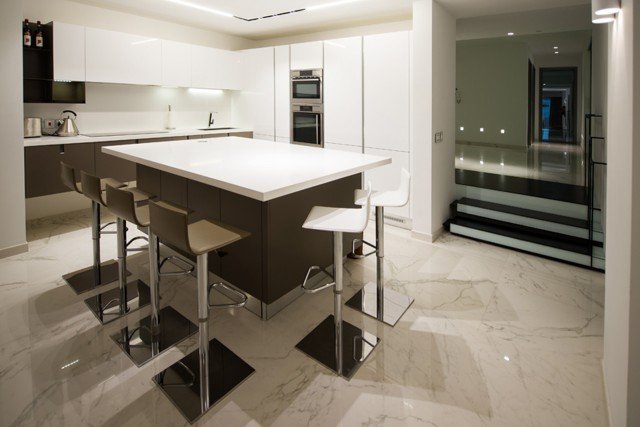 Il gres porcellanato colorato in massa Marvel Floor Design di Atlas Concorde grazie ai colori, alle venature naturali e alle sfumature profonde ricrea la superficie dei marmi più raffinati. La finitura lappata conferisce al pavimento una superficie brillante e specchiante. Disponibile in diversi colori e anche nella versione matt, nei formati L 75 x P 75 cm, L 45 x P 90 cm, L 60 x P 60 cm e L 30 x P 60 cm. Prezzo su preventivo. www.atlasconcorde.it Villa privata a Portomaso (Malta). Il gres porcellanato colorato in massa Marvel Floor Design di Atlas Concorde grazie ai colori, alle venature naturali e alle sfumature profonde ricrea la superficie dei marmi più raffinati. La finitura lappata conferisce al pavimento una superficie brillante e specchiante. Disponibile in diversi colori e anche nella versione matt, nei formati L 75 x P 75 cm, L 45 x P 90 cm, L 60 x P 60 cm e L 30 x P 60 cm. Prezzo su preventivo. www.atlasconcorde.it Villa privata a Portomaso (Malta).