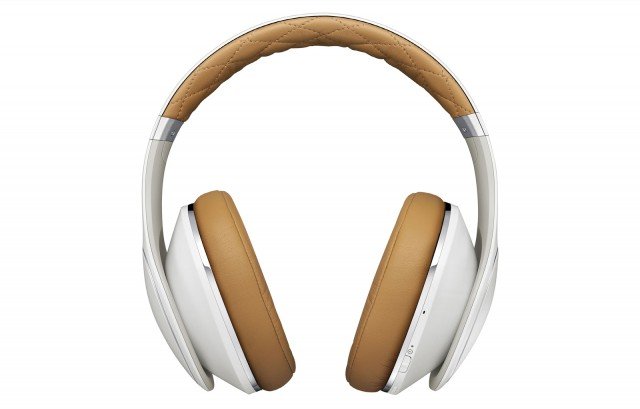 Le cuffie Level Over di Samsung hanno morbida imbottitura in poliuretano che offre un comfort eccezionale anche quando l’ascolto è prolungato. I controlli touch a sfioramento permettono di accedere facilmente a tutte le impostazioni come il volume, play/pausa, oppure ricevere chiamate. La funzione NFc permette di connettere lo smartphone alle cuffie semplicemente avvicinandoli. Prezzo: 349,90 euro. www.samsung.it Le cuffie Level Over di Samsung hanno morbida imbottitura in poliuretano che offre un comfort eccezionale anche quando l’ascolto è prolungato. I controlli touch a sfioramento permettono di accedere facilmente a tutte le impostazioni come il volume, play/pausa, oppure ricevere chiamate. La funzione NFc permette di connettere lo smartphone alle cuffie semplicemente avvicinandoli. Prezzo: 349,90 euro. www.samsung.it
