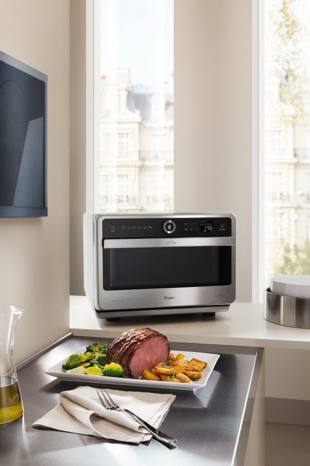Nel forno a microonde che cucina anche a vapore Jet Chef Premium JT 479 di Whirlpool si possono scegliere 90 ricette preimpostate e ottenere in automatico la migliore funzione di cottura, tempo e potenza. Volendo si possono anche memorizzare le 10 ricette dei propri piatti preferiti. Capiente 33 litri con piatto girevole che può essere bloccato, è inoltre dotato di funzione scongelare per il pane rendendolo morbido dentro e croccante fuori e Crisp per arrostire e friggere quasi senza olio. Prezzo: 549 euro. www.whirlpool.it Nel forno a microonde che cucina anche a vapore Jet Chef Premium JT 479 di Whirlpool si possono scegliere 90 ricette preimpostate e ottenere in automatico la migliore funzione di cottura, tempo e potenza. Volendo si possono anche memorizzare le 10 ricette dei propri piatti preferiti. Capiente 33 litri con piatto girevole che può essere bloccato, è inoltre dotato di funzione scongelare per il pane rendendolo morbido dentro e croccante fuori e Crisp per arrostire e friggere quasi senza olio. Prezzo: 549 euro. www.whirlpool.it