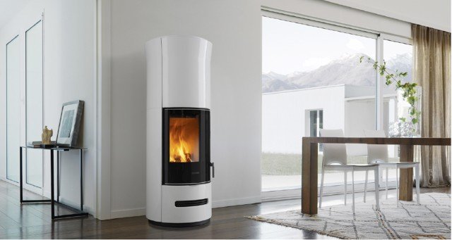 Ultima nata in collezione, la stufa E929 T di Piazzetta è realizzata in pannelli in Maiolica di grandi dimensioni e riscalda fino a 215 metri cubi. Riscalda per irraggiamento, convezione naturale e ventilazione forzata con Multifuoco System. L’installazione del Sistema Multifuoco permette un riscaldamento a ventilazione forzata, canalizzabile anche in altri ambienti, per un calore uniforme dal pavimento al tetto. È possibile, inoltre, installare il sistema di accumulo che prolunga il piacevole effetto dell’irraggiamento del calore anche dopo lo spegnimento. www.piazzetta.it Ultima nata in collezione, la stufa E929 T di Piazzetta è realizzata in pannelli in Maiolica di grandi dimensioni e riscalda fino a 215 metri cubi. Riscalda per irraggiamento, convezione naturale e ventilazione forzata con Multifuoco System. L’installazione del Sistema Multifuoco permette un riscaldamento a ventilazione forzata, canalizzabile anche in altri ambienti, per un calore uniforme dal pavimento al tetto. È possibile, inoltre, installare il sistema di accumulo che prolunga il piacevole effetto dell’irraggiamento del calore anche dopo lo spegnimento. www.piazzetta.it