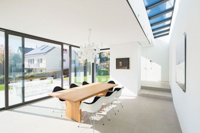 La zona pranzo è caratterizzata dall'ampia vetrata e da un lungo lucernario a soffitto. Le aperture donano molta luce naturale e proteggono gli ambienti dagli sbalzi termici. I profili interni in PVC pluricamera, dotati di guarnizione mediana, i distanziali vetro termicamente ottimizzati e i tripli vetri consentono di raggiungere un Uw pari a 0,78 W/m²K. www.finstral.com La zona pranzo è caratterizzata dall'ampia vetrata e da un lungo lucernario a soffitto. Le aperture donano molta luce naturale e proteggono gli ambienti dagli sbalzi termici. I profili interni in PVC pluricamera, dotati di guarnizione mediana, i distanziali vetro termicamente ottimizzati e i tripli vetri consentono di raggiungere un Uw pari a 0,78 W/m²K. www.finstral.com