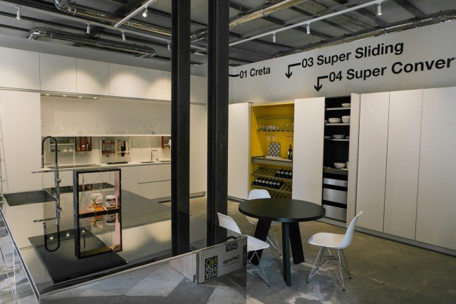 All'interno dello showroom di via Solferino è possibile toccare con mano l’armadio Super Sliding di Del Tongo con ante scorrevoli complanari, disponibili nella versione motorizzata e non. La sua larghezza è variabile e la versione motorizzata non ha maniglia. Super Sliding è sempre composto da due vani di uguale larghezza, ognuno dei quali va da una misura minima di 596 ad una massima di 1.236 mm. www.gruppodeltongo.com All'interno dello showroom di via Solferino è possibile toccare con mano l’armadio Super Sliding di Del Tongo con ante scorrevoli complanari, disponibili nella versione motorizzata e non. La sua larghezza è variabile e la versione motorizzata non ha maniglia. Super Sliding è sempre composto da due vani di uguale larghezza, ognuno dei quali va da una misura minima di 596 ad una massima di 1.236 mm. www.gruppodeltongo.com
