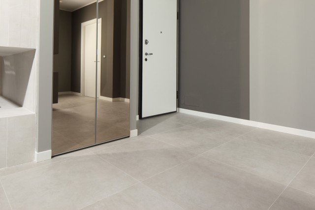 È stato scelto un grande formato per le piastrelle del pavimento della collezione Gate di Ceramiche Caesar in gres porcellanato e nel colore Downtown. È disponibile nelle finiture: naturale, strutturata e lappata, in altri sei colori e nel nuovo formato 75 x 150 cm. Misura L 75 x P 75 cm. Prezzo su preventivo. www.caesar.it Casa privata a Torino. È stato scelto un grande formato per le piastrelle del pavimento della collezione Gate di Ceramiche Caesar in gres porcellanato e nel colore Downtown. È disponibile nelle finiture: naturale, strutturata e lappata, in altri sei colori e nel nuovo formato 75 x 150 cm. Misura L 75 x P 75 cm. Prezzo su preventivo. www.caesar.it Casa privata a Torino.