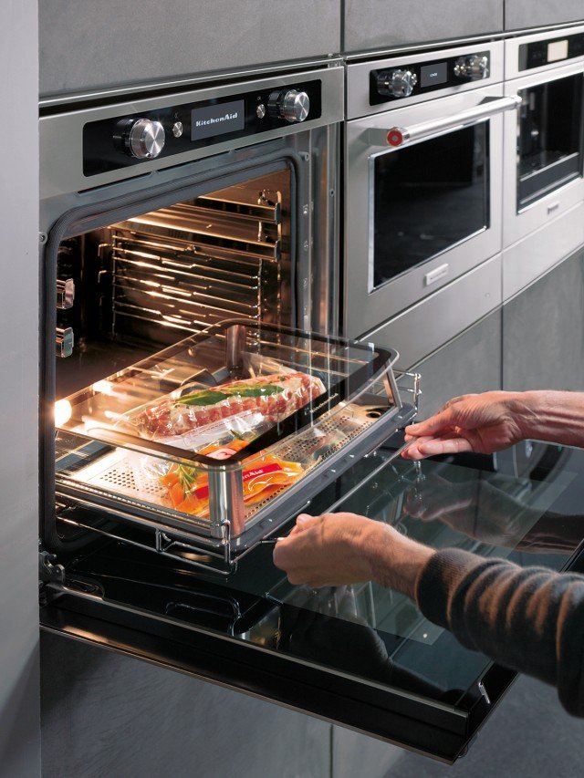 Twelix Artisan di KitchenAid è un forno che cuoce sia a convezione sia a vapore grazie all’apposito accessorio dove inserire i cibi da cuocere a una temperatura inferiore a 100 gradi. Addirittura offre 4 funzioni di cottura a vapore preimpostate. La cavità interna è capiente 67 litri. Prezzo: da rivenditore. www.kitchenaid.it Twelix Artisan di KitchenAid è un forno che cuoce sia a convezione sia a vapore grazie all’apposito accessorio dove inserire i cibi da cuocere a una temperatura inferiore a 100 gradi. Addirittura offre 4 funzioni di cottura a vapore preimpostate. La cavità interna è capiente 67 litri. Prezzo: da rivenditore. www.kitchenaid.it