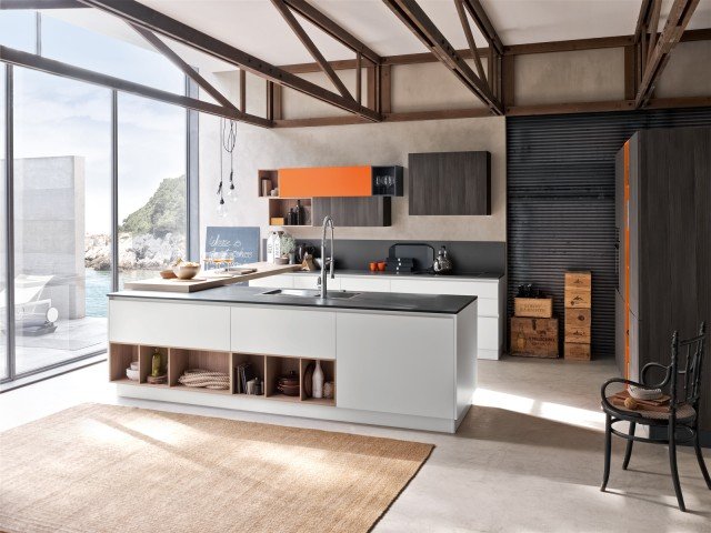 Funzionale e moderna, Replay Next di Stosa Cucine è un modello compatto con ante in polimerico bianco opaco spesse 23 mm e dotate di apertura a gola con maniglie incassate. L’originale piano in appoggio che unisce l’isola e funge da bancone snack è in laminato olmo mercurio. Gli spazi e i volumi sono definiti dai colori e dalle finiture in contrasto. Una base con anta da 60 cm, prezzo 124 euro. www.stosacucine.com Funzionale e moderna, Replay Next di Stosa Cucine è un modello compatto con ante in polimerico bianco opaco spesse 23 mm e dotate di apertura a gola con maniglie incassate. L’originale piano in appoggio che unisce l’isola e funge da bancone snack è in laminato olmo mercurio. Gli spazi e i volumi sono definiti dai colori e dalle finiture in contrasto. Una base con anta da 60 cm, prezzo 124 euro. www.stosacucine.com