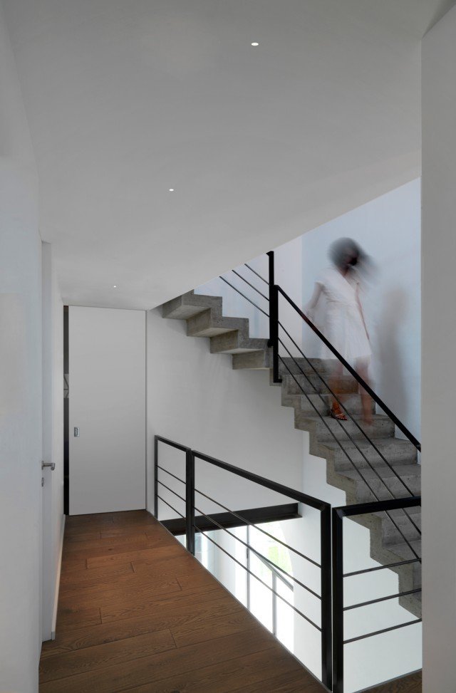 Genius di Buzzi & Buzzi è un corpo illuminante a incasso a scomparsa totale, di dimensioni ridottissime ma con una intensità luminosa molto elevata: un solo LED di 10W crea infatti un cono di luce netto e preciso, perfetto per l’architettura d’interni. Inoltre, è l’unico prodotto sul mercato a prevedere la manutenzione della fonte luminosa con accesso frontale, per una semplice rimozione e sostituzione dello stesso LED senza smontare l’incasso. Il corpo è di AirCoral®, materiale eco-attivo, anti-inquinante e antibatterico. Ø foro luce 20 mm. www.buzzi-buzzi.it Genius di Buzzi & Buzzi è un corpo illuminante a incasso a scomparsa totale, di dimensioni ridottissime ma con una intensità luminosa molto elevata: un solo LED di 10W crea infatti un cono di luce netto e preciso, perfetto per l’architettura d’interni. Inoltre, è l’unico prodotto sul mercato a prevedere la manutenzione della fonte luminosa con accesso frontale, per una semplice rimozione e sostituzione dello stesso LED senza smontare l’incasso. Il corpo è di AirCoral®, materiale eco-attivo, anti-inquinante e antibatterico. Ø foro luce 20 mm. www.buzzi-buzzi.it