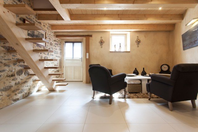È in gres porcellanato il pavimento con piastrelle pietre native della serie Meteor di Casalgrande Padana rettificate e in color bianco. Misura L 60 x P 60 cm. Prezzo su preventivo. www.casalgrandepadana.com Casa privata a Dinard (Francia), progetto Emilie Chauveau – Conceptu’el Architecture. È in gres porcellanato il pavimento con piastrelle pietre native della serie Meteor di Casalgrande Padana rettificate e in color bianco. Misura L 60 x P 60 cm. Prezzo su preventivo. www.casalgrandepadana.com Casa privata a Dinard (Francia), progetto Emilie Chauveau – Conceptu’el Architecture.