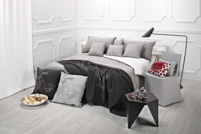 Le collezioni Liu Jo Casa by Eria sono pensate per rivoluzionare completamente la proposta di tessuti e accessori per la casa. Tra le novità, il copripiumino con cuciture a vista e bottoni acoya, il plaid con ricami floreali e cuscini arredo decorati con fiori rossi carminio e Swaroski rosa vintage rose e i coprisedia sfoderabili. www.eria.it/liujo.htm Le collezioni Liu Jo Casa by Eria sono pensate per rivoluzionare completamente la proposta di tessuti e accessori per la casa. Tra le novità, il copripiumino con cuciture a vista e bottoni acoya, il plaid con ricami floreali e cuscini arredo decorati con fiori rossi carminio e Swaroski rosa vintage rose e i coprisedia sfoderabili. www.eria.it/liujo.htm