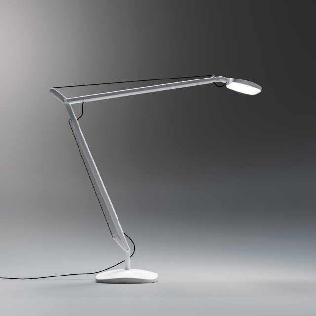 Volée di FontanaArte (design Odo Fioravanti) si accende con un semplice gesto nell’aria della mano, senza bisogno di toccare l’apparecchio. Un sensore a sfioramento sulla testa della lampada consente la regolazione secondo tre livelli di intensità del flusso luminoso, emesso da una scheda LED di ultima generazione, dalla luce morbida. Il corpo di alluminio, disponibile in quattro finiture, è contraddistinto da sofisticati dettagli costruttivi, che trasformano la funzionalità in estetica. E dopo otto ore questa intelligente lampada da tavolo si spegne da sola. www.fontanaarte.com Volée di FontanaArte (design Odo Fioravanti) si accende con un semplice gesto nell’aria della mano, senza bisogno di toccare l’apparecchio. Un sensore a sfioramento sulla testa della lampada consente la regolazione secondo tre livelli di intensità del flusso luminoso, emesso da una scheda LED di ultima generazione, dalla luce morbida. Il corpo di alluminio, disponibile in quattro finiture, è contraddistinto da sofisticati dettagli costruttivi, che trasformano la funzionalità in estetica. E dopo otto ore questa intelligente lampada da tavolo si spegne da sola. www.fontanaarte.com