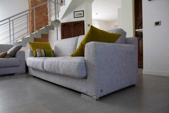 Richiamano la natura e i suoi materiali, i colori della collezione Natural Trend di Ceramica Sant’Agostino realizzata in gres porcellanato. Le piastrelle con bordi rettificati sono state scelte per la zona giorno nel colore Cement. Misura L 60 x P 60 cm. Prezzo su preventivo. www.ceramicasantagostino.it Progetto La Filanda a Novi Ligure, studio progettazione Ilaria Bertelli – Interior Designer. Richiamano la natura e i suoi materiali, i colori della collezione Natural Trend di Ceramica Sant’Agostino realizzata in gres porcellanato. Le piastrelle con bordi rettificati sono state scelte per la zona giorno nel colore Cement. Misura L 60 x P 60 cm. Prezzo su preventivo. www.ceramicasantagostino.it Progetto La Filanda a Novi Ligure, studio progettazione Ilaria Bertelli – Interior Designer.