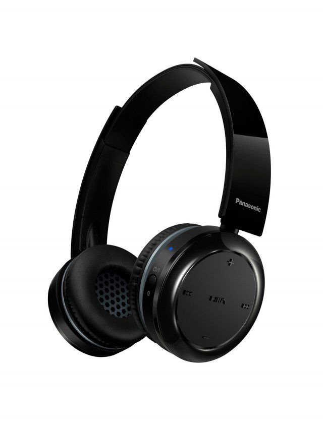 Le cuffie wireless Bluetooth e NFC a padiglione BTD5 di Panasonic hanno un intuitivo sistema di controllo touch, integrato all’interno del padiglione, che rende facile e veloce attivare o disattivare la connettività Bluetooth, regolare il volume o cambiare traccia. La batteria agli ioni di Litio integrata offre un’autonomia di riproduzione di circa 40 ore. Il range Risposta di frequenza va da 9Hz a 24.000Hz. Prezzo da rivenditore. www.panasonic.it Le cuffie wireless Bluetooth e NFC a padiglione BTD5 di Panasonic hanno un intuitivo sistema di controllo touch, integrato all’interno del padiglione, che rende facile e veloce attivare o disattivare la connettività Bluetooth, regolare il volume o cambiare traccia. La batteria agli ioni di Litio integrata offre un’autonomia di riproduzione di circa 40 ore. Il range Risposta di frequenza va da 9Hz a 24.000Hz. Prezzo da rivenditore. www.panasonic.it