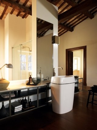 lavabo a colonna One della collezione Habi di Scavolini Bathrooms con portasalviette integrato lavabo a colonna One della collezione Habi di Scavolini Bathrooms con portasalviette integrato