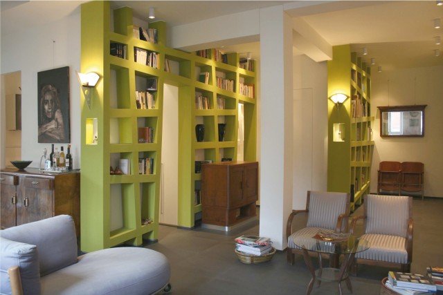 È proposta in otto colori differenti la serie Tinta Unita di Ceramiche Coem in gres porcellanato. Qui usata nel colore Cold Black, è disponibile nella finitura naturale/rettificato e in altri tre formati. Misura L 60 x P 60 cm. Prezzo su preventivo. www.coem.it Casa privata a Roma, architetto-designer Gaia Solustri. È proposta in otto colori differenti la serie Tinta Unita di Ceramiche Coem in gres porcellanato. Qui usata nel colore Cold Black, è disponibile nella finitura naturale/rettificato e in altri tre formati. Misura L 60 x P 60 cm. Prezzo su preventivo. www.coem.it Casa privata a Roma, architetto-designer Gaia Solustri.