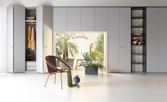 Armadio al Centimetro di Lema è un sistema talmente su misura da poter essere definito “sartoriale”, costruito per adattarsi alla perfezione agli spazi e alle esigenze della casa: soluzioni ad angolo, a ponte, porte passanti, variazioni di altezza e di profondità, terminali di colonna ad anta singola o doppia, cassetti esterni, nicchie per apparecchi televisivi sono alcune delle possibilità praticamente infinite che rendono questo prodotto un bestseller Lema. Senza contare l’ampia varietà di finiture e di materiali disponibili. L’Armadio Liscia ne è un esempio perfetto, in questa foto con finitura laccato opaco colore Platino, con ante a libro dotate di maniglie orizzontali di legno laccate tono su tono, elemento interno a giorno Selecta tinta Fumo e interni in finitura Lino. Armadio al Centimetro di Lema è un sistema talmente su misura da poter essere definito “sartoriale”, costruito per adattarsi alla perfezione agli spazi e alle esigenze della casa: soluzioni ad angolo, a ponte, porte passanti, variazioni di altezza e di profondità, terminali di colonna ad anta singola o doppia, cassetti esterni, nicchie per apparecchi televisivi sono alcune delle possibilità praticamente infinite che rendono questo prodotto un bestseller Lema. Senza contare l’ampia varietà di finiture e di materiali disponibili. L’Armadio Liscia ne è un esempio perfetto, in questa foto con finitura laccato opaco colore Platino, con ante a libro dotate di maniglie orizzontali di legno laccate tono su tono, elemento interno a giorno Selecta tinta Fumo e interni in finitura Lino.