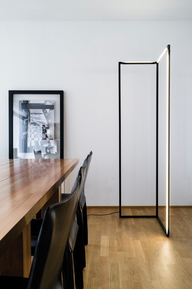 Spigolo di Nemo (design Studiocharlie) è una sorta di separé virtuale che produce luce direzionale diretta o indiretta grazie alla struttura di alluminio estruso e tubolare con snodi plastici di ABS che permettono di ruotare di 360° le sorgenti LED. Queste ultime, schermate da un diffusore opalino di policarbonato, sono dimmerabili, a luce calda. L 64 x P 44 x H 178 cm www.nemolighting.com Spigolo di Nemo (design Studiocharlie) è una sorta di separé virtuale che produce luce direzionale diretta o indiretta grazie alla struttura di alluminio estruso e tubolare con snodi plastici di ABS che permettono di ruotare di 360° le sorgenti LED. Queste ultime, schermate da un diffusore opalino di policarbonato, sono dimmerabili, a luce calda. L 64 x P 44 x H 178 cm www.nemolighting.com