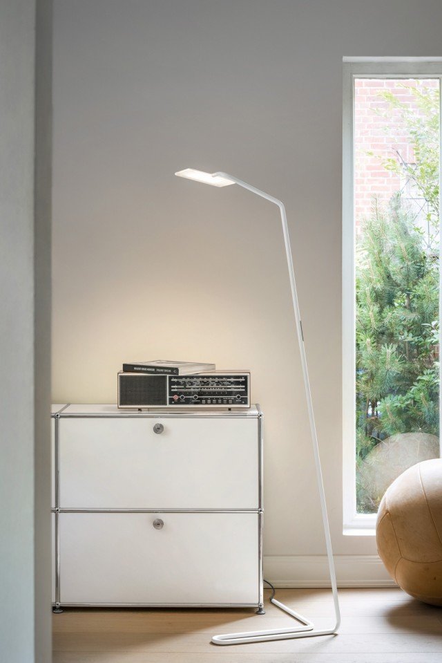 Eloise di Nimbus è una piantana di acciaio (un leggerissimo tubo piegato) con testa a LED che può ruotare di 360° per usarla sia come lampada da lettura sia come luce d’ambiente. Si accende, si spegne e si gradua semplicemente sfiorandola e ha una speciale funzione “going-to-bed” che attenua la luce prima di spegnerla completamente dopo tre minuti, utile per raggiungere il letto e la lampada da comodino prima che cali il buio. www.nimbus-lighting.com Eloise di Nimbus è una piantana di acciaio (un leggerissimo tubo piegato) con testa a LED che può ruotare di 360° per usarla sia come lampada da lettura sia come luce d’ambiente. Si accende, si spegne e si gradua semplicemente sfiorandola e ha una speciale funzione “going-to-bed” che attenua la luce prima di spegnerla completamente dopo tre minuti, utile per raggiungere il letto e la lampada da comodino prima che cali il buio. www.nimbus-lighting.com