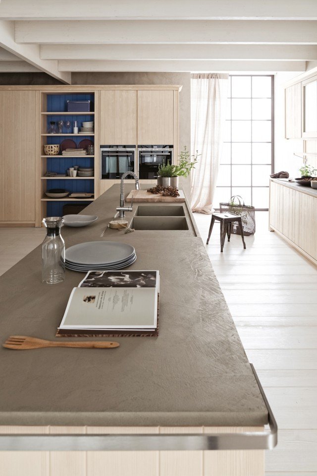 Tanti armadi per Maestrale di Scandola che è interamente realizzata in abete con finitura bianco perla. La grande isola centrale in cui trova posto anche il lavello doppio ha un top spesso 4 cm realizzato in eco cemento fumo e permette di svolgere tutte le mansioni di preparazione dei cibi. Una base con gola e anta misura L 60 x P 58,6 x H 74,5 cm. Prezzo 561,20 euro. www.scandolamobili.it Tanti armadi per Maestrale di Scandola che è interamente realizzata in abete con finitura bianco perla. La grande isola centrale in cui trova posto anche il lavello doppio ha un top spesso 4 cm realizzato in eco cemento fumo e permette di svolgere tutte le mansioni di preparazione dei cibi. Una base con gola e anta misura L 60 x P 58,6 x H 74,5 cm. Prezzo 561,20 euro. www.scandolamobili.it