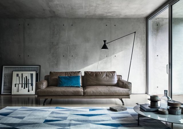 Il divano Mustique di Lema, design Gordon Guillaumier, è insieme elegante e informale, grazie alla pulizia dei volumi e alla morbida accoglienza della seduta. Ha una struttura portante di profilato metallico lucido, dalla sezione sottile, che sostiene la base imbottita del divano. Una piccola, gradevole isola del riposo, come evoca il suo nome, impreziosita da rivestimenti con cucitura pizzicata e giochi calibrati di incastri volumetrici. Il divano Mustique di Lema, design Gordon Guillaumier, è insieme elegante e informale, grazie alla pulizia dei volumi e alla morbida accoglienza della seduta. Ha una struttura portante di profilato metallico lucido, dalla sezione sottile, che sostiene la base imbottita del divano. Una piccola, gradevole isola del riposo, come evoca il suo nome, impreziosita da rivestimenti con cucitura pizzicata e giochi calibrati di incastri volumetrici.