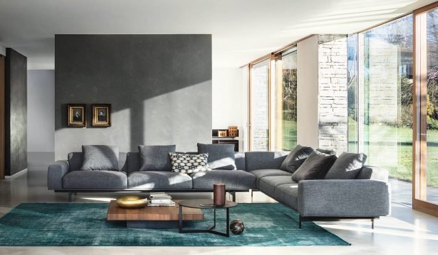 Yard, design Francesco Rota per Lema, è un divano multifunzionale, che può essere arricchito da piani di appoggio, mensole, contenitori. Accessori e cuscini sono sostenuti da una struttura a vista, su piedi giuntati da agganci a sezione triangolare. Poliuretano e piuma dei cuscini garantiscono un comfort ottimale, accresciuto dalle dimensioni generose di seduta e schienale. Yard, design Francesco Rota per Lema, è un divano multifunzionale, che può essere arricchito da piani di appoggio, mensole, contenitori. Accessori e cuscini sono sostenuti da una struttura a vista, su piedi giuntati da agganci a sezione triangolare. Poliuretano e piuma dei cuscini garantiscono un comfort ottimale, accresciuto dalle dimensioni generose di seduta e schienale.