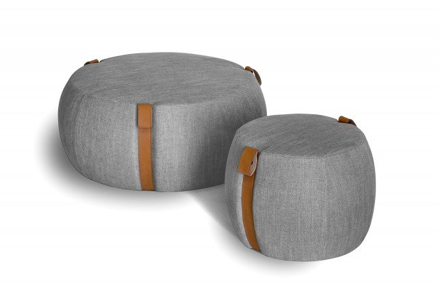 Notch, design Johan Lindstén, ha un’aria ironica e leggera, come il tratto del giovane progettista svedese alla sua prima collaborazione con Lema. Ideato come una seduta nomade all’interno della casa, è declinato in due dimensioni, da usare anche in coppia; rivestito di tessuto, ha cinghie di cuoio naturale invecchiato che ne abbracciano il morbido volume. Notch, design Johan Lindstén, ha un’aria ironica e leggera, come il tratto del giovane progettista svedese alla sua prima collaborazione con Lema. Ideato come una seduta nomade all’interno della casa, è declinato in due dimensioni, da usare anche in coppia; rivestito di tessuto, ha cinghie di cuoio naturale invecchiato che ne abbracciano il morbido volume.