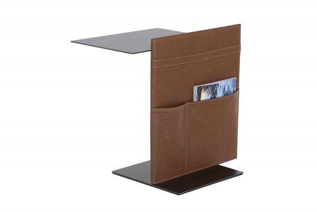 Note, design LucidiPevere, è un tavolino di impronta razionalista che accosta in modo inedito un materiale industriale come il metallo con finitura bronzo a uno più prezioso, il cuoio color Whisky. Piccolo oggetto multifunzionale, da accostare al divano o al tavolo da lavoro, ha un esile piano d’appoggio e utili tasche portaoggetti, vagamente ispirate ai set da scrivanie di pelle. Note, design LucidiPevere, è un tavolino di impronta razionalista che accosta in modo inedito un materiale industriale come il metallo con finitura bronzo a uno più prezioso, il cuoio color Whisky. Piccolo oggetto multifunzionale, da accostare al divano o al tavolo da lavoro, ha un esile piano d’appoggio e utili tasche portaoggetti, vagamente ispirate ai set da scrivanie di pelle.