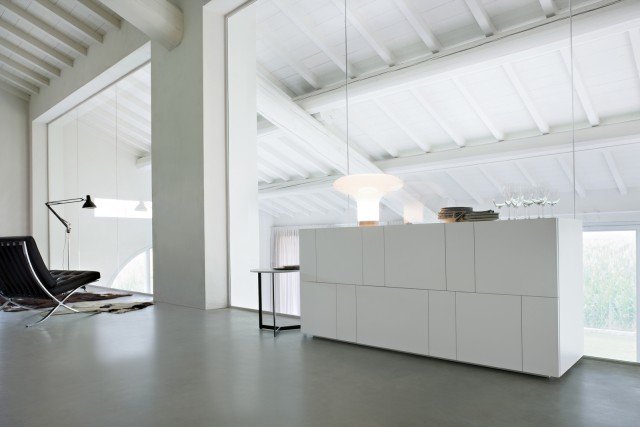 Ortelia di Lema, disegnata da Marelli & Molteni, perfetta per dare carattere alla zona giorno con una presenza elegante e minimale, è caratterizzata dal prezioso gioco grafico fatto di quadrati che nasconde ante e cassetti. La laccatura esterna si ripete negli interni del contenitore garantendo continuità estetica ed eleganza. Disponibile in due misure (L 174 e 220 x H 79 x P 52 cm), è dotata di sistema ad apertura ad ante battenti con cassetto interno e può essere laccata opaca o lucida nella gamma colori Lemacolortrend e Lemacolorlucido. Ortelia di Lema, disegnata da Marelli & Molteni, perfetta per dare carattere alla zona giorno con una presenza elegante e minimale, è caratterizzata dal prezioso gioco grafico fatto di quadrati che nasconde ante e cassetti. La laccatura esterna si ripete negli interni del contenitore garantendo continuità estetica ed eleganza. Disponibile in due misure (L 174 e 220 x H 79 x P 52 cm), è dotata di sistema ad apertura ad ante battenti con cassetto interno e può essere laccata opaca o lucida nella gamma colori Lemacolortrend e Lemacolorlucido.
