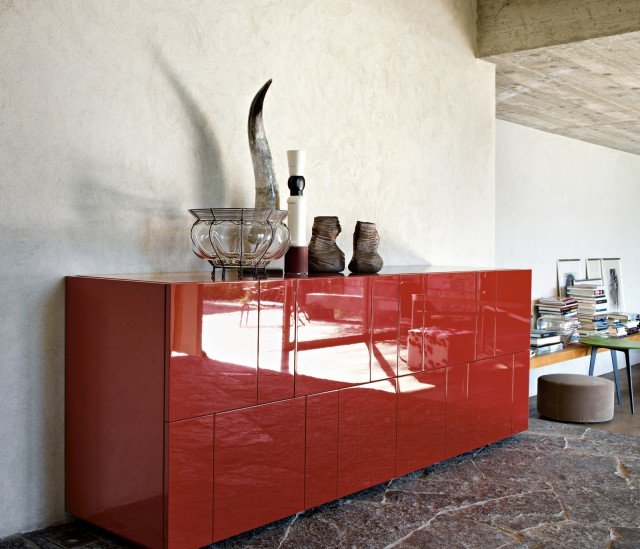 La versatilità delle finiture cromatiche di Ortelia di Lema, design Marelli & Molteni, unita alla discrezione del gioco grafico del frontale, permette ampia libertà di inserimento della madia in ogni ambiente, da quelli più contemporanei a quelli dal carattere più tradizionale. Una proposta capace di catalizzare l’attenzione specie se scelta in uno dei colori più accesi della cartella Lemacolortrend. La versatilità delle finiture cromatiche di Ortelia di Lema, design Marelli & Molteni, unita alla discrezione del gioco grafico del frontale, permette ampia libertà di inserimento della madia in ogni ambiente, da quelli più contemporanei a quelli dal carattere più tradizionale. Una proposta capace di catalizzare l’attenzione specie se scelta in uno dei colori più accesi della cartella Lemacolortrend.