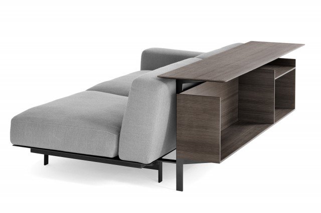 La collezione di divani Yard, design Francesco Rota, si arricchisce di un daybed, presentato al Salone in una preziosa versione di pelle con base di metallo color bronzo, e di una serie di elementi contenitivi da agganciare alla struttura degli imbottiti. Il tavolino da sistemare di lato e i mobili retro-divano, contraddistinti da struttura di metallo color bronzo e piani a giorno di legno, reinterpretano in chiave contemporanea lo stile degli anni Sessanta, trasformando le sedute in veri e propri sistemi di arredamento. La collezione di divani Yard, design Francesco Rota, si arricchisce di un daybed, presentato al Salone in una preziosa versione di pelle con base di metallo color bronzo, e di una serie di elementi contenitivi da agganciare alla struttura degli imbottiti. Il tavolino da sistemare di lato e i mobili retro-divano, contraddistinti da struttura di metallo color bronzo e piani a giorno di legno, reinterpretano in chiave contemporanea lo stile degli anni Sessanta, trasformando le sedute in veri e propri sistemi di arredamento.