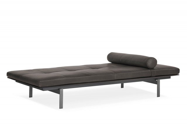 La collezione di divani Yard, design Francesco Rota, si arricchisce di un daybed, presentato al Salone in una preziosa versione di pelle con base di metallo color bronzo, e di una serie di elementi contenitivi da agganciare alla struttura degli imbottiti. Il tavolino da sistemare di lato e i mobili retro-divano, contraddistinti da struttura di metallo color bronzo e piani a giorno di legno, reinterpretano in chiave contemporanea lo stile degli anni Sessanta, trasformando le sedute in veri e propri sistemi di arredamento. La collezione di divani Yard, design Francesco Rota, si arricchisce di un daybed, presentato al Salone in una preziosa versione di pelle con base di metallo color bronzo, e di una serie di elementi contenitivi da agganciare alla struttura degli imbottiti. Il tavolino da sistemare di lato e i mobili retro-divano, contraddistinti da struttura di metallo color bronzo e piani a giorno di legno, reinterpretano in chiave contemporanea lo stile degli anni Sessanta, trasformando le sedute in veri e propri sistemi di arredamento.