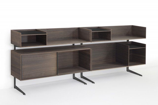 Court Yard, design Francesco Rota, nato dalla ricerca del progettista sulla collezione Yard e sul tema del contenimento, è il naturale completamento di tutti gli imbottiti Lema. Una piccola famiglia di elementi freestanding, modulari, con vani a giorno e ante scorrevoli, declinati in legno e impreziositi da sottili lastre di metallo sui piani e da maniglie di alluminio estruso. Court Yard, design Francesco Rota, nato dalla ricerca del progettista sulla collezione Yard e sul tema del contenimento, è il naturale completamento di tutti gli imbottiti Lema. Una piccola famiglia di elementi freestanding, modulari, con vani a giorno e ante scorrevoli, declinati in legno e impreziositi da sottili lastre di metallo sui piani e da maniglie di alluminio estruso.