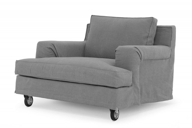 La poltrona Aberdeen, design Officinadesign Lema, va ad accostarsi all’omonimo divano, dal look vissuto e accogliente: stessa housse avvolgente, medesimo disegno a martello del bracciolo, su cui le pieghe del tessuto di copertura si trasformano in dettaglio estetico. Di segno classico, garantisce massimo comfort grazie all’imbottitura di poliuretano con fibra anallergica e ecologica. La poltrona Aberdeen, design Officinadesign Lema, va ad accostarsi all’omonimo divano, dal look vissuto e accogliente: stessa housse avvolgente, medesimo disegno a martello del bracciolo, su cui le pieghe del tessuto di copertura si trasformano in dettaglio estetico. Di segno classico, garantisce massimo comfort grazie all’imbottitura di poliuretano con fibra anallergica e ecologica.