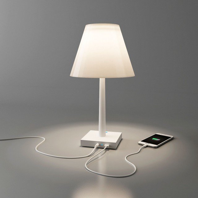 Dina+ di Rotaliana è una lampada a Led in policarbonato che non deve essere alimentata perché è dotata di una batteria ricaricabile e per questo può essere posizionata dove si desidera; inoltre permette di ricaricare qualsiasi dispositivo elettronico grazie alla presa USB. Misura ø 20 x H 37 cm. Prezzo 262 euro. www.rotaliana.com Dina+ di Rotaliana è una lampada a Led in policarbonato che non deve essere alimentata perché è dotata di una batteria ricaricabile e per questo può essere posizionata dove si desidera; inoltre permette di ricaricare qualsiasi dispositivo elettronico grazie alla presa USB. Misura ø 20 x H 37 cm. Prezzo 262 euro. www.rotaliana.com