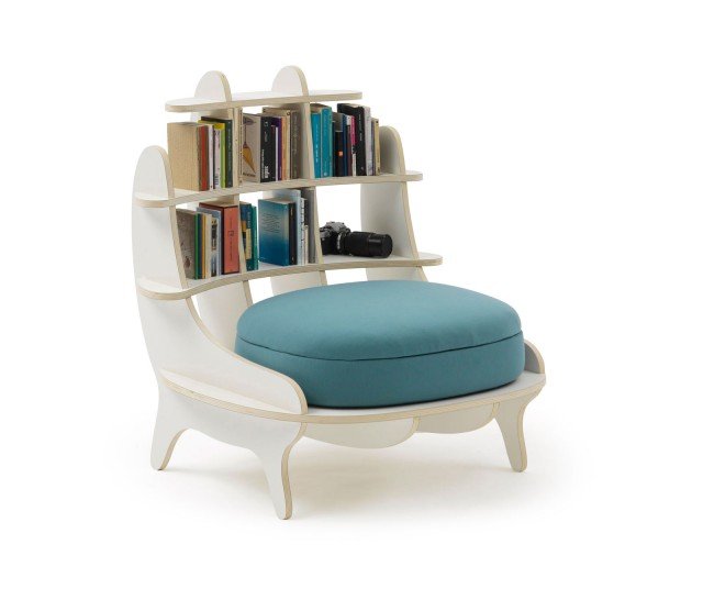Shelf di Campeggi è una poltrona che ha l'originale schienale a foggia di scaffale su cui riporre libri e oggetti: permette di creare una zona relax occupando uno spazio ridotto. Misura L 98 x P 90 x H 100 cm. Prezzo 720 euro. www.campeggisrl.it Shelf di Campeggi è una poltrona che ha l'originale schienale a foggia di scaffale su cui riporre libri e oggetti: permette di creare una zona relax occupando uno spazio ridotto. Misura L 98 x P 90 x H 100 cm. Prezzo 720 euro. www.campeggisrl.it