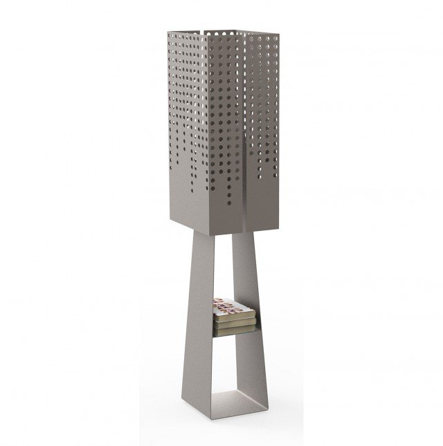 Skyline di Cantori è una lampada da terra in lamiera curvata e forata che crea suggestivi giochi di luce; la base quadrata è anche un comodo scaffale portatutto. Misura L 32 x P 40 x H 160 cm. Prezzo 950 euro. www.cantori.it Skyline di Cantori è una lampada da terra in lamiera curvata e forata che crea suggestivi giochi di luce; la base quadrata è anche un comodo scaffale portatutto. Misura L 32 x P 40 x H 160 cm. Prezzo 950 euro. www.cantori.it
