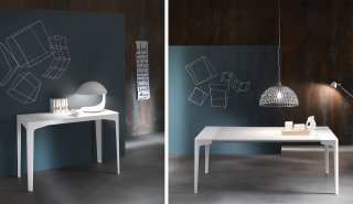Corner di Riflessi prima è un'elegante consolle, dopo è un grande tavolo da pranzo. La struttura è in metallo laccato bianco opaco, il piano è realizzato in vetro extrachiaro laccato bianco acidato. È disponibile in due dimensioni. Misura L 90 x P 45/200 x H 76 cm. Prezzo 1.696 euro per la versione base. www.riflessisrl.it Corner di Riflessi prima è un'elegante consolle, dopo è un grande tavolo da pranzo. La struttura è in metallo laccato bianco opaco, il piano è realizzato in vetro extrachiaro laccato bianco acidato. È disponibile in due dimensioni. Misura L 90 x P 45/200 x H 76 cm. Prezzo 1.696 euro per la versione base. www.riflessisrl.it