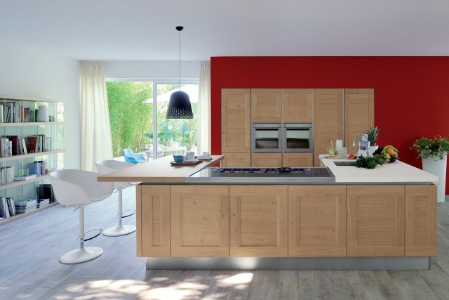 6. Dialogo di Veneta Cucine è caratterizzata dalle ante a telaio in legno chiaro con una modanatura superiore e inferiore. La finitura in rovere trasforma le eventuali irregolarità della superficie in particolari che le rendono uniche. Prezzo su richiesta. www.venetacucine.com 6. Dialogo di Veneta Cucine è caratterizzata dalle ante a telaio in legno chiaro con una modanatura superiore e inferiore. La finitura in rovere trasforma le eventuali irregolarità della superficie in particolari che le rendono uniche. Prezzo su richiesta. www.venetacucine.com