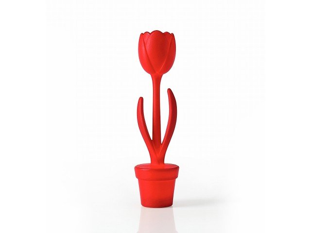 8. La lampada Tulip di Myyour è realizzata in Poleasy, un nuovo polietilene resistente che si mantiene brillante nel tempo: può essere usata anche all'esterno. É disponibile in altre colorazioni accese. Misura ø 10 x H 40 cm. Prezzo 583,16 euro. www.myyour.eu 8. La lampada Tulip di Myyour è realizzata in Poleasy, un nuovo polietilene resistente che si mantiene brillante nel tempo: può essere usata anche all'esterno. É disponibile in altre colorazioni accese. Misura ø 10 x H 40 cm. Prezzo 583,16 euro. www.myyour.eu