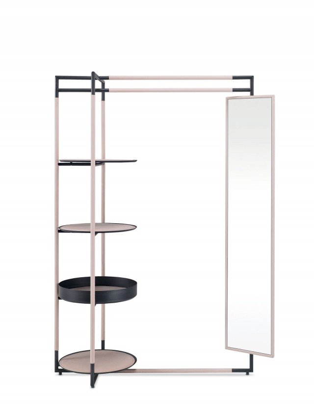 Bak valet stand di Frag è un grande specchio orientabile bordato in pelle a cui si collegano un'asta a cui appendere le grucce e una serie di contenitori e svuotatasche in pelle. Prezzo su richiesta. www.frag.it Bak valet stand di Frag è un grande specchio orientabile bordato in pelle a cui si collegano un'asta a cui appendere le grucce e una serie di contenitori e svuotatasche in pelle. Prezzo su richiesta. www.frag.it