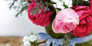Un bouquet romantico con le rose del giardino