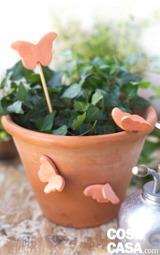 vaso di terracotta decorato con farfalline vaso di terracotta decorato con farfalline