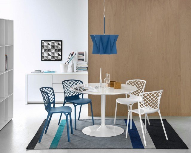 Un'intensa tonalità sky blue opaco per Gamera di Calligaris la sedia ergonomica e impilabile che ha la monoscocca in nylon resistente e leggero. Può essere usata anche all'esterno. Misura L 53 x P 53 x H 82 cm. Prezzo 129 euro. www.calligaris.it Un'intensa tonalità sky blue opaco per Gamera di Calligaris la sedia ergonomica e impilabile che ha la monoscocca in nylon resistente e leggero. Può essere usata anche all'esterno. Misura L 53 x P 53 x H 82 cm. Prezzo 129 euro. www.calligaris.it