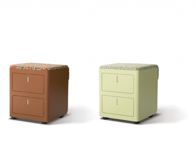 La cassettiera mobile Cbox di Dieffebi è realizzata in lamiera di acciaio colorato ed è dotata di ruote piroettanti; può essere usata anche come seduta occasionale. Misura L 45 x P 45 x H 47,5 cm. Prezzo su richiesta. www.dieffebi.it La cassettiera mobile Cbox di Dieffebi è realizzata in lamiera di acciaio colorato ed è dotata di ruote piroettanti; può essere usata anche come seduta occasionale. Misura L 45 x P 45 x H 47,5 cm. Prezzo su richiesta. www.dieffebi.it