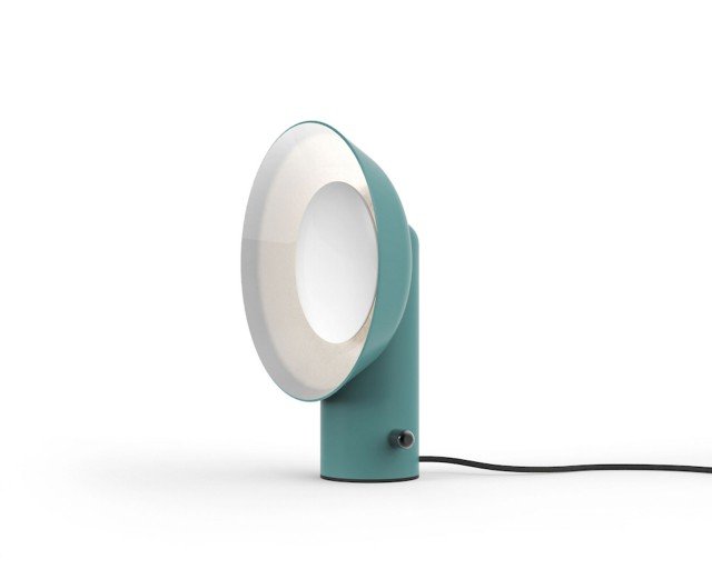 Reverb di Zava ricorda le antiche lanterne a carburo, il diffusore concavo proietta la luce e il dimmer permette di variare a piacere l'emissione luminosa. È realizzata in ferro e alluminio. Misura L 31 x P 6 x H 40 cm. Prezzo 536,80 euro. www.zavaluce.it Reverb di Zava ricorda le antiche lanterne a carburo, il diffusore concavo proietta la luce e il dimmer permette di variare a piacere l'emissione luminosa. È realizzata in ferro e alluminio. Misura L 31 x P 6 x H 40 cm. Prezzo 536,80 euro. www.zavaluce.it
