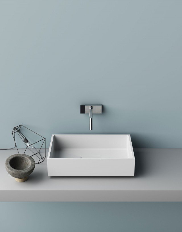 È realizzato in Corian® il lavabo da appoggio Libra di Planit con piletta rivestita, angoli arrotondati e bacino unico senza interruzioni. Misura L 50 x P 30 cm. Prezzo, Iva esclusa, 928 euro. www.planit.it È realizzato in Corian® il lavabo da appoggio Libra di Planit con piletta rivestita, angoli arrotondati e bacino unico senza interruzioni. Misura L 50 x P 30 cm. Prezzo, Iva esclusa, 928 euro. www.planit.it
