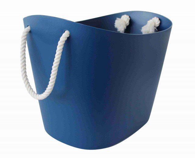 È un pezzo multiuso il secchio Balcolore di Hachiman distribuito da GiftCompanyItaly: portaoggetti o portariviste, può essere spostato facilmente grazie alle maniglie in cotone candido. È realizzato in polietilene e è disponibile in due formati. Misura L 19 x P 29 x H 22,1 cm e L 27 x P 40 x H 30 cm. Prezzo rispettivamente 18,90 euro e 32,90 euro. www.giftcompany.it È un pezzo multiuso il secchio Balcolore di Hachiman distribuito da GiftCompanyItaly: portaoggetti o portariviste, può essere spostato facilmente grazie alle maniglie in cotone candido. È realizzato in polietilene e è disponibile in due formati. Misura L 19 x P 29 x H 22,1 cm e L 27 x P 40 x H 30 cm. Prezzo rispettivamente 18,90 euro e 32,90 euro. www.giftcompany.it