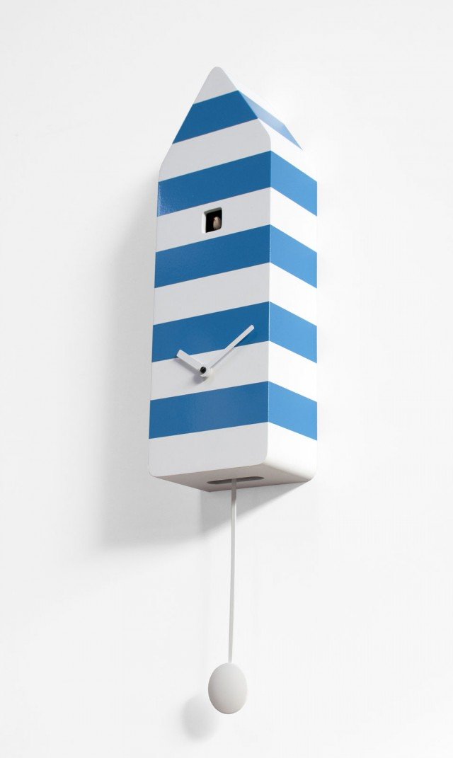 Ha la forma di una cabina e le righe come un faro l'originale orologio a cucù Capri di Progetti; è realizzato in legno e dotato di movimento al quarzo a batteria con un sensore che esclude automaticamente la suoneria in assenza di luce. Misura L 14 x P 10 x H 44 cm. Prezzo 283,80 euro. www.iprogetti.eu Ha la forma di una cabina e le righe come un faro l'originale orologio a cucù Capri di Progetti; è realizzato in legno e dotato di movimento al quarzo a batteria con un sensore che esclude automaticamente la suoneria in assenza di luce. Misura L 14 x P 10 x H 44 cm. Prezzo 283,80 euro. www.iprogetti.eu