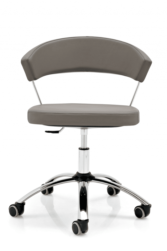 La sedia New York di Calligaris è rivestita in tessuto Gummy, effetto finta pelle morbida, in una raffinata tonalità caffè; la base in metallo cromato ha cinque ruote in gomma morbida. Misura L 63 x P 65 x H 87 cm. Prezzo 259,50 euro. www.calligaris.it La sedia New York di Calligaris è rivestita in tessuto Gummy, effetto finta pelle morbida, in una raffinata tonalità caffè; la base in metallo cromato ha cinque ruote in gomma morbida. Misura L 63 x P 65 x H 87 cm. Prezzo 259,50 euro. www.calligaris.it