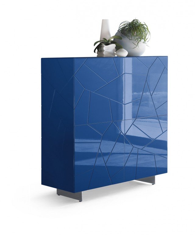 Grande capacità di contenimento per la madia Segno S4 di Riflessi che ha le ante rese uniche dalla superficie a vista incisa e laccata blu. Internamente è dotata di ripiani in cristallo. Misura L 132 x P 52 x H 132 cm. Prezzo 4.050 euro per la versione base. www.riflessisrl.it Grande capacità di contenimento per la madia Segno S4 di Riflessi che ha le ante rese uniche dalla superficie a vista incisa e laccata blu. Internamente è dotata di ripiani in cristallo. Misura L 132 x P 52 x H 132 cm. Prezzo 4.050 euro per la versione base. www.riflessisrl.it