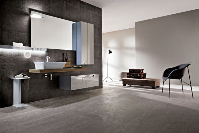 È in rovere effetto tavolato il mensolone della composizione Ryo di Cerasa su cui poggia il lavabo da appoggio in ceramica bianca Jump con troppopieno. Il lavabo misura L 60 x P 45 cm. Prezzo della composizione, Iva esclusa, 2.340 euro. www.cerasa.it È in rovere effetto tavolato il mensolone della composizione Ryo di Cerasa su cui poggia il lavabo da appoggio in ceramica bianca Jump con troppopieno. Il lavabo misura L 60 x P 45 cm. Prezzo della composizione, Iva esclusa, 2.340 euro. www.cerasa.it